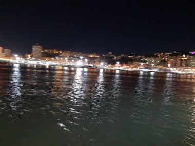 Genova, İtalya - 19.04.2019: Koyunların bazı güzel ışıkları ve şehrin bir bölümüne muhteşem bir manzara ile baharda Cenova'nın deniz kıyısının muhteşem bir başlığı.