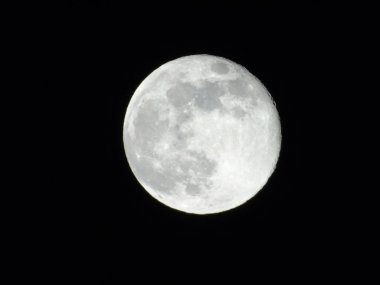 Genova, İtalya - 22.03.2019: Arka planda büyük bir berrak gökyüzü ve bazı yıldızlar ile gece Genova şehri üzerinde dolunay inanılmaz bir fotoğraf