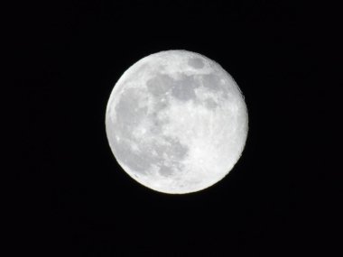 Genova, İtalya - 22.03.2019: Arka planda büyük bir berrak gökyüzü ve bazı yıldızlar ile gece Genova şehri üzerinde dolunay inanılmaz bir fotoğraf