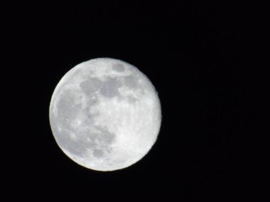 Genova, İtalya - 22.03.2019: Arka planda büyük bir berrak gökyüzü ve bazı yıldızlar ile gece Genova şehri üzerinde dolunay inanılmaz bir fotoğraf