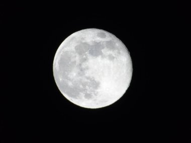 Genova, İtalya - 22.03.2019: Arka planda büyük bir berrak gökyüzü ve bazı yıldızlar ile gece Genova şehri üzerinde dolunay inanılmaz bir fotoğraf