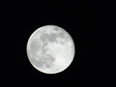 Genova, İtalya - 22.03.2019: Arka planda büyük bir berrak gökyüzü ve bazı yıldızlar ile gece Genova şehri üzerinde dolunay inanılmaz bir fotoğraf