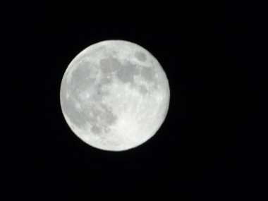 Genova, İtalya - 22.03.2019: Arka planda büyük bir berrak gökyüzü ve bazı yıldızlar ile gece Genova şehri üzerinde dolunay inanılmaz bir fotoğraf