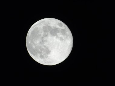 Genova, İtalya - 22.03.2019: Arka planda büyük bir berrak gökyüzü ve bazı yıldızlar ile gece Genova şehri üzerinde dolunay inanılmaz bir fotoğraf