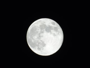 Genova, İtalya - 22.03.2019: Arka planda büyük bir berrak gökyüzü ve bazı yıldızlar ile gece Genova şehri üzerinde dolunay inanılmaz bir fotoğraf