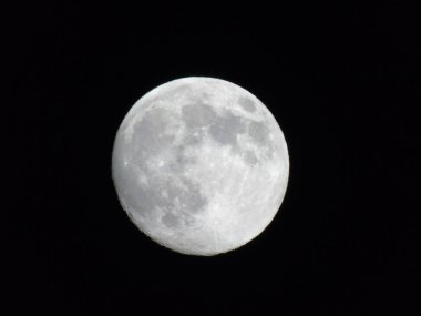 Genova, İtalya - 22.03.2019: Arka planda büyük bir berrak gökyüzü ve bazı yıldızlar ile gece Genova şehri üzerinde dolunay inanılmaz bir fotoğraf