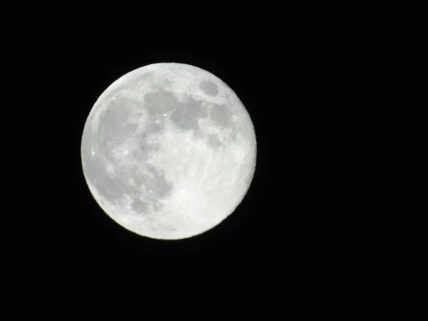 意大利热诺瓦 2019 夜晚在热诺瓦市上空拍摄满月的惊人照片 背景和星星天空晴朗 — 图库照片