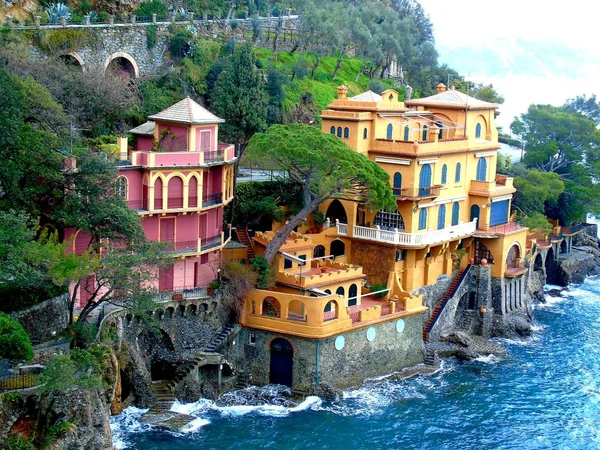 意大利波托米诺 2019年5月2日 美丽的波托米诺 五颜六色的房屋和别墅 豪华游艇和小船在小湾港 利古里亚 意大利 — 图库照片