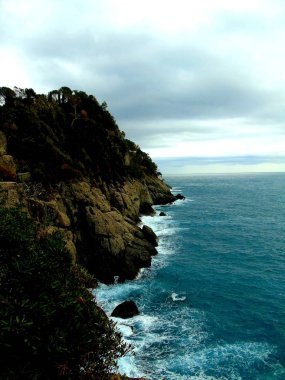 Portofino , İtalya - 02 Mayıs 2019: Küçük koy limanında renkli evler ve villalar, lüks yatlar ve tekneler ile güzel Portofino. Liguria, İtalya, Avrupa