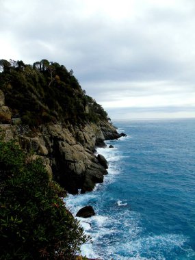 Portofino , İtalya - 02 Mayıs 2019: Küçük koy limanında renkli evler ve villalar, lüks yatlar ve tekneler ile güzel Portofino. Liguria, İtalya, Avrupa