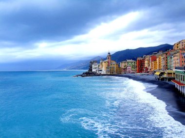 Portofino , İtalya - 02 Mayıs 2019: Küçük koy limanında renkli evler ve villalar, lüks yatlar ve tekneler ile güzel Portofino. Liguria, İtalya, Avrupa