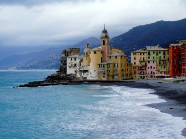 Portofino , İtalya - 02 Mayıs 2019: Küçük koy limanında renkli evler ve villalar, lüks yatlar ve tekneler ile güzel Portofino. Liguria, İtalya, Avrupa