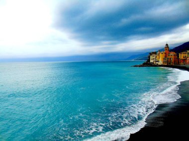 Portofino , İtalya - 02 Mayıs 2019: Küçük koy limanında renkli evler ve villalar, lüks yatlar ve tekneler ile güzel Portofino. Liguria, İtalya, Avrupa