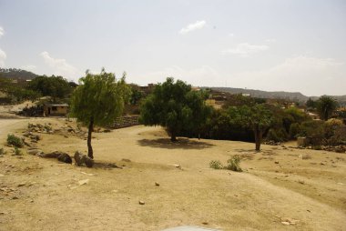 Segheneiti, Eritre - 15.04.2019: Asmara ve Massawa yakınlarındaki vilages etrafında seyahat. Ağaçlar, dağlar ve Eritre çok sıcak iklim ile bazı eski tipik evlerin inanılmaz bir başlık.