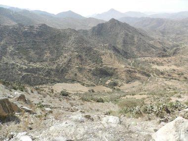 Segheneiti, Eritre - 15.04.2019: Asmara ve Massawa yakınlarındaki vilages etrafında seyahat. Ağaçlar, dağlar ve Eritre çok sıcak iklim ile bazı eski tipik evlerin inanılmaz bir başlık.