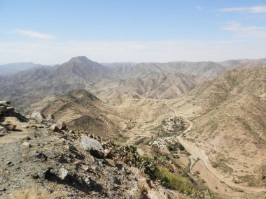 Segheneiti, Eritre - 15.04.2019: Asmara ve Massawa yakınlarındaki vilages etrafında seyahat. Ağaçlar, dağlar ve Eritre çok sıcak iklim ile bazı eski tipik evlerin inanılmaz bir başlık.