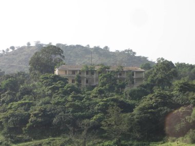 Segheneiti, Eritre - 15.04.2019: Asmara ve Massawa yakınlarındaki vilages etrafında seyahat. Ağaçlar, dağlar ve Eritre çok sıcak iklim ile bazı eski tipik evlerin inanılmaz bir başlık.