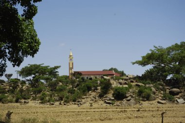 Segheneiti, Eritre - 25.04.2019: Asmara ve Massawa yakınlarındaki vilages etrafında seyahat. Ağaçlar, dağlar ve Eritre çok sıcak iklim ile bazı eski tipik evlerin inanılmaz bir başlık.
