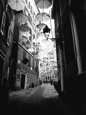 Genova, İtalya - 06/01/2019: Eşcinsel gururu kutlayan şehrin üzerinde gökkuşağı renkli şemsiyelerin karmakarışık parlak soyut arka plan