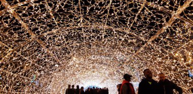 Sokak süslemeleri ve bazı insanlar akşam zevk bazı güzel ışıklar ile gece Genova şehrin inanılmaz bir başlık