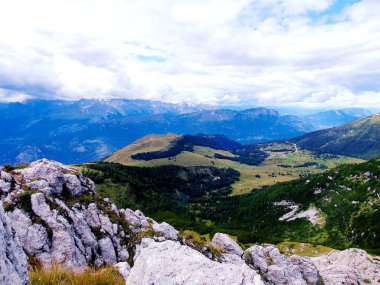 Val Badia, İtalya - 06/08/2019: Bazı insanların günün tadını çıkarırken yaz günlerinde Trento Italy'den gelen dolomitlerin inanılmaz bir başlığı. Siyah beyaz güzel arka plan.