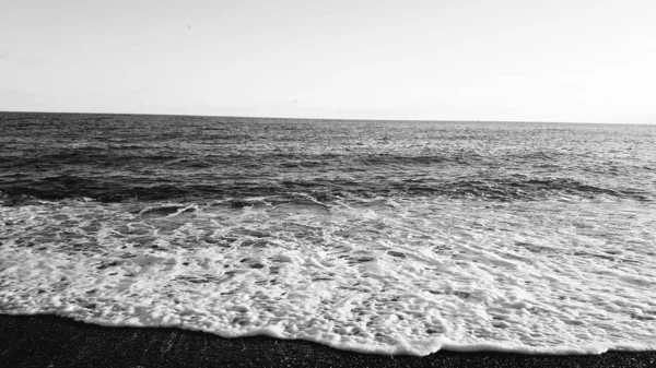 利古里亚 意大利 2019 在夏季游览利古里亚海滨 欣赏著名景点的美丽景色 一个惊人的标题的水和天空反射与蓝天 — 图库照片