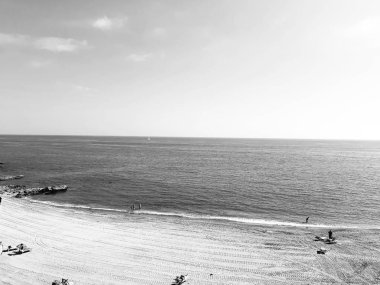 Liguria, İtalya - 15.06.2019: Yaz günlerinde ligurian sahilinde seyahat etmek, ünlü yerlerin güzel manzarasına sahip. Mavi gökyüzü ile su ve gökyüzü yansıması inanılmaz bir başlık.