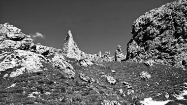 Arka planda büyülü Dolomites dağları, Trentino Alto Adige bölgesinde inanılmaz bulutlar ve mavi gökyüzü ile Doğal alp yer, İtalya, Avrupa