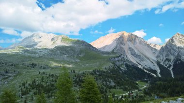 Arka planda büyülü Dolomites dağları, Trentino Alto Adige bölgesinde inanılmaz bulutlar ve mavi gökyüzü ile Doğal alp yer, İtalya, Avrupa