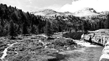 Arka planda büyülü Dolomites dağları, Trentino Alto Adige bölgesinde inanılmaz bulutlar ve mavi gökyüzü ile Doğal alp yer, İtalya, Avrupa