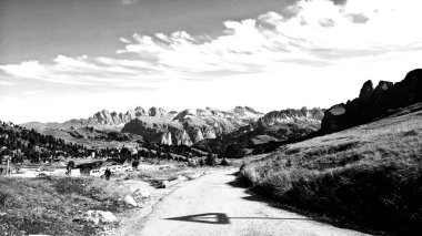 Arka planda büyülü Dolomites dağları, Trentino Alto Adige bölgesinde inanılmaz bulutlar ve mavi gökyüzü ile Doğal alp yer, İtalya, Avrupa