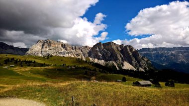 Arka planda büyülü Dolomites dağları, Trentino Alto Adige bölgesinde inanılmaz bulutlar ve mavi gökyüzü ile Doğal alp yer, İtalya, Avrupa