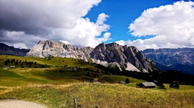 Arka planda büyülü Dolomites dağları, Trentino Alto Adige bölgesinde inanılmaz bulutlar ve mavi gökyüzü ile Doğal alp yer, İtalya, Avrupa