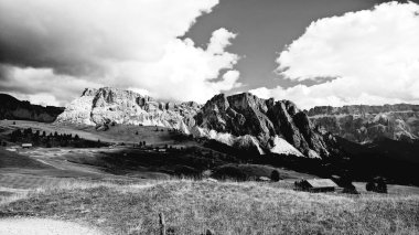 Arka planda büyülü Dolomites dağları, Trentino Alto Adige bölgesinde inanılmaz bulutlar ve mavi gökyüzü ile Doğal alp yer, İtalya, Avrupa