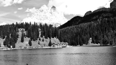 Arka planda büyülü Dolomites dağları, Trentino Alto Adige bölgesinde inanılmaz bulutlar ve mavi gökyüzü ile Doğal alp yer, İtalya, Avrupa