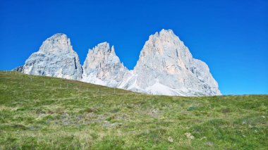Arka planda büyülü Dolomites dağları, Trentino Alto Adige bölgesinde inanılmaz bulutlar ve mavi gökyüzü ile Doğal alp yer, İtalya, Avrupa