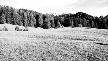 Arka planda büyülü Dolomites dağları, Trentino Alto Adige bölgesinde inanılmaz bulutlar ve mavi gökyüzü ile Doğal alp yer, İtalya, Avrupa