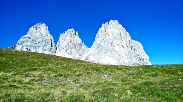 Malownicze Alpejskie Miejsce Magicznymi Dolomitami Tle Niesamowite Chmury Błękitne Niebo — Zdjęcie stockowe