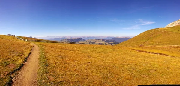 Scenic Alpine Place Met Magische Dolomieten Bergen Achtergrond Verbazingwekkende Wolken — Stockfoto