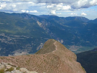 Veneto, İtalya ağaçların su üzerinde güzel yansıması ile küçük bir göl üzerinde yaz günlerinde gün batımı inanılmaz bir başlık.