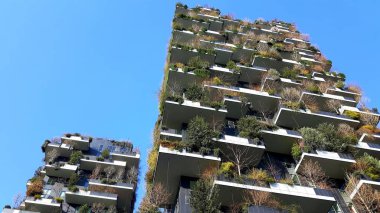 Milano, İtalya - 22.06.2019: Yaz günlerinde Milano şehrine inanılmaz bir başlık . Porta Nuova ilçesinin yeni gökdelenleri ile büyük panoramik manzara.