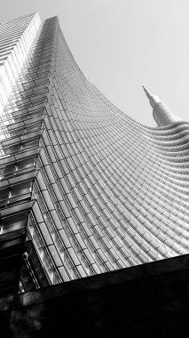 Milano, İtalya - 22.06.2019: Yaz günlerinde Milano şehrine inanılmaz bir başlık . Porta Nuova ilçesinin yeni gökdelenleri ile büyük panoramik manzara.