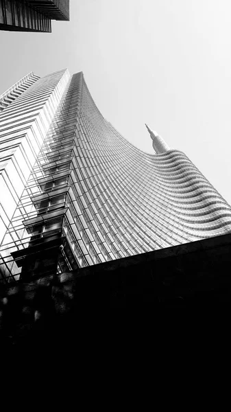 Milano, İtalya - 22.06.2019: Yaz günlerinde Milano şehrine inanılmaz bir başlık . Porta Nuova ilçesinin yeni gökdelenleri ile büyük panoramik manzara.