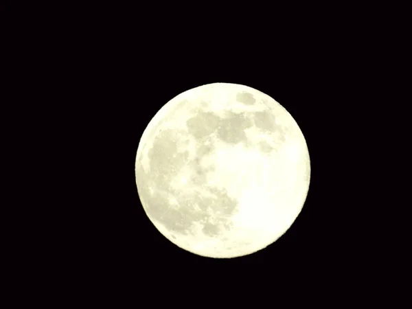 Arka planda büyük bir berrak ve mavi gökyüzü ve bazı yıldızlar ile gece Genova şehri üzerinde dolunay inanılmaz bir fotoğraf.