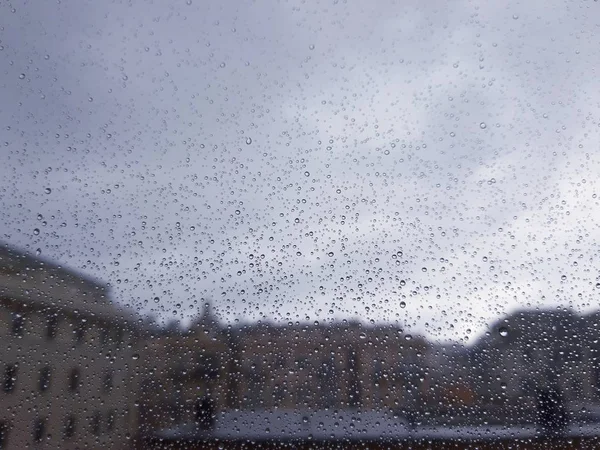 Bazı Waterdrops Penceresi Sonra Yaz Yağmuru Şehrin Üzerinde Bir Amazing — Stok fotoğraf