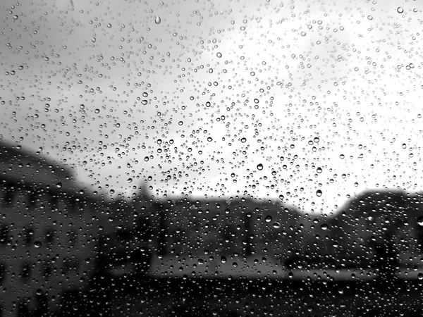 一个惊人的照片 Waterdrops 在窗口后 夏季雨后的城市 — 图库照片