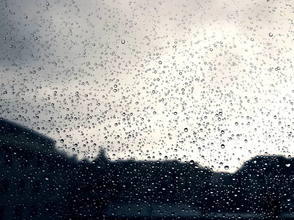 Удивительная Фотография Водопадов Над Окном После Летнего Дождя Городе — стоковое фото