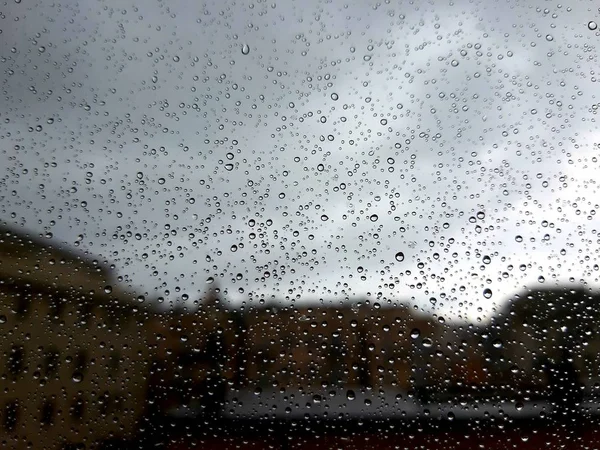 一个惊人的照片 Waterdrops 在窗口后 夏季雨后的城市 — 图库照片