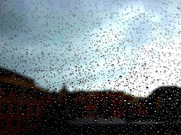 Удивительная Фотография Водопадов Над Окном После Летнего Дождя Городе — стоковое фото