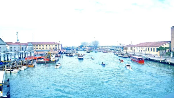 Venezia Italia 2019 Foggy Nebbioso Venezia Canale Canale Case Storiche — Foto Stock